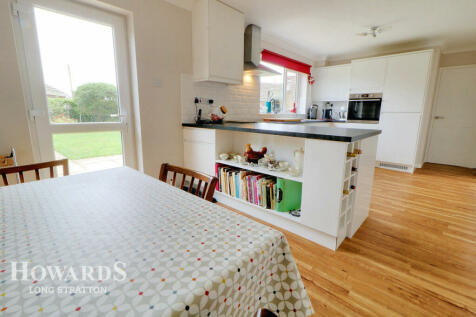 4 bedroom detached bungalow for sale