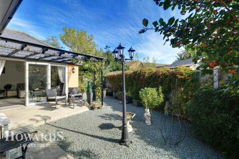 Poplar Road, Lowestoft 2 bed detached bungalow for sale