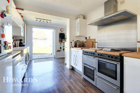 Shoals Walk, Lowestoft 4 bed detached house for sale