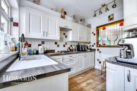 Alexandra Road, Lowestoft 3 bed terraced house for sale