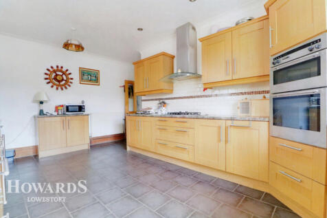 Yarmouth Road, Lowestoft 4 bed detached bungalow for sale