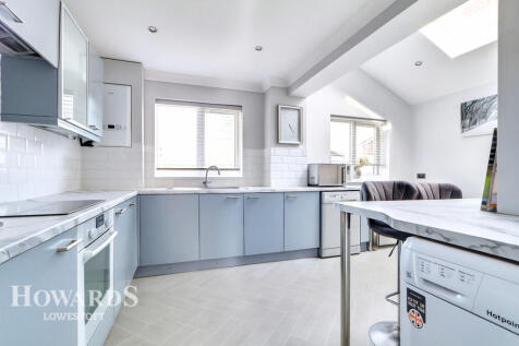 Plumtrees, Lowestoft 3 bed detached house for sale