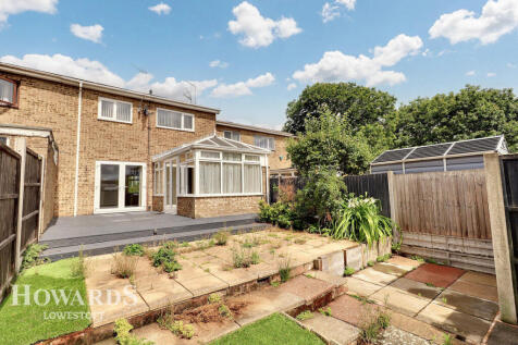 Lakeland Drive, Lowestoft 3 bed terraced house for sale