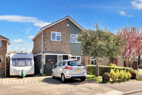 Grampian Way, Lowestoft 3 bed detached house for sale
