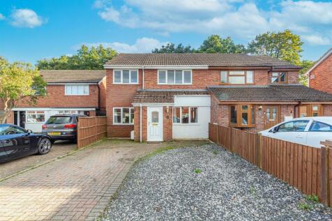 Jacomb Close, Lower Broadheath... 3 bed semi