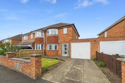 Melrose Close, Worcester... 3 bed semi