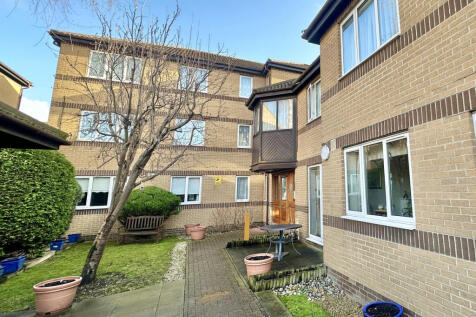 Limewood Court Beehive Lane, Ilford, IG4 1 bed apartment for sale
