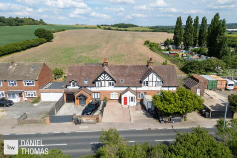 Crooked Mile, Waltham Abbey, EN9 2 bed terraced house for sale