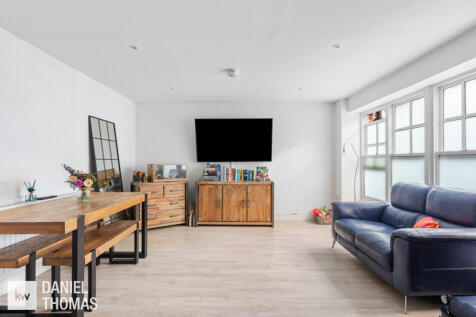 King Harold Court, Waltham Abbey, EN9 1 bed apartment for sale