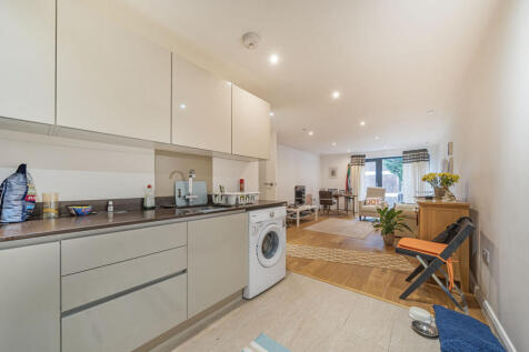 High Street, New Malden, KT3 4 1 bed apartment for sale