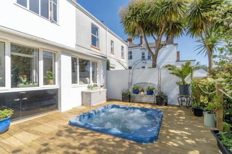 5 bedroom semi-detached house for sale