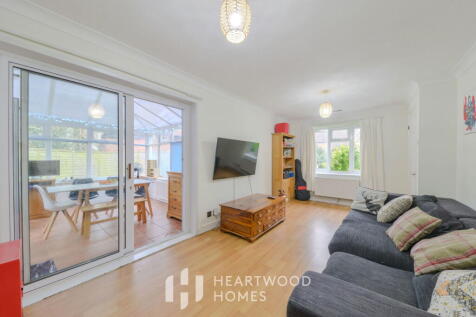 Beverley Gardens, St Albans AL4 9BJ 2 bed terraced bungalow for sale