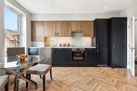 Trinity Road, SW17 3 bed apartment for sale