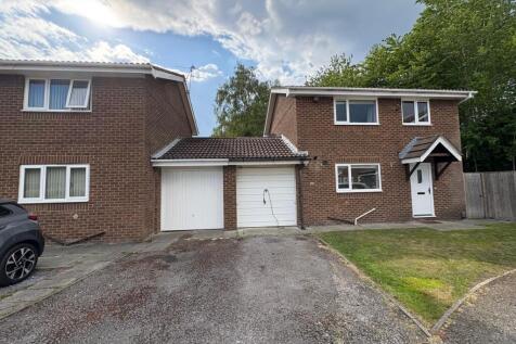 3 bedroom link detached house for sale