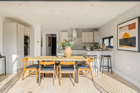 4 bedroom end of terrace house for sale