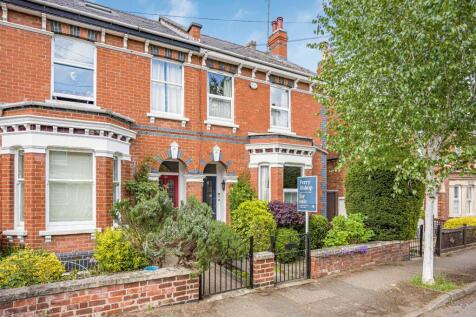 Ewlyn Road, Leckhampton, Cheltenham... 3 bed semi