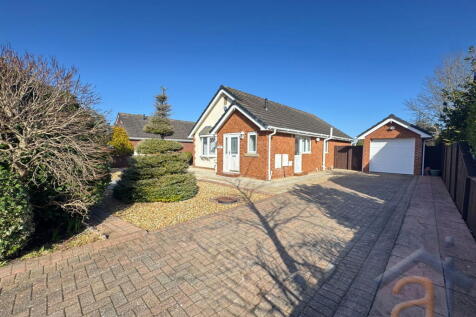 Knob Hall Gardens PR9 9RF 2 bed detached bungalow for sale