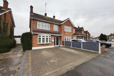 Chelmer Drive, Hutton, Brentwood 3 bed semi