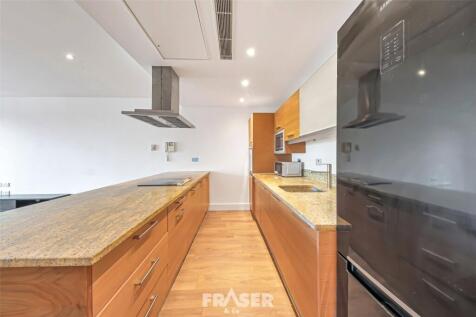 3 bedroom flat for sale