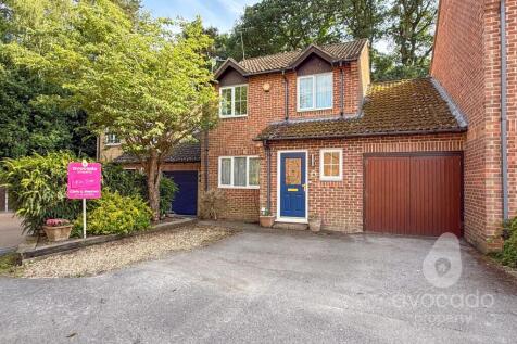 4 bedroom link detached house for sale