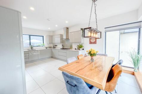 Caerphilly Close, Rhiwderin, NP10 4 bed detached house for sale