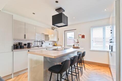 2 bedroom semi-detached house for sale