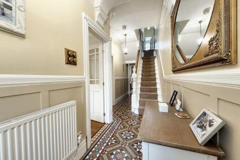 5 bedroom semi-detached house for sale