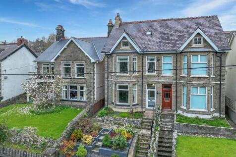 5 bedroom semi-detached house for sale