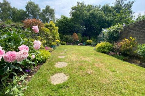 Kingswood Road, Dunton Green... 3 bed semi