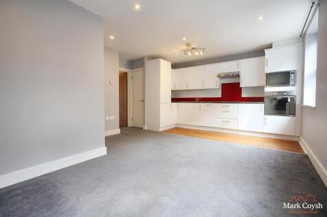High Street, Leatherhead KT22 2 bed apartment for sale