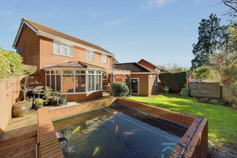 6 bedroom detached house for sale