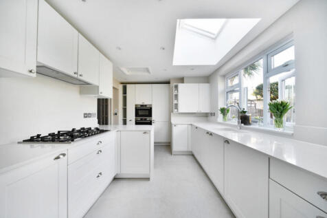 4 bedroom end of terrace house for sale