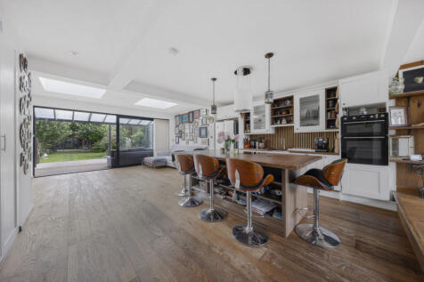4 bedroom semi-detached house for sale