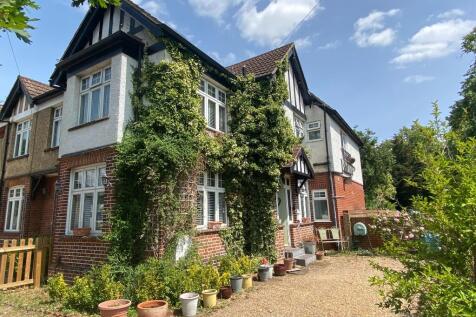 4 bedroom end of terrace house for sale