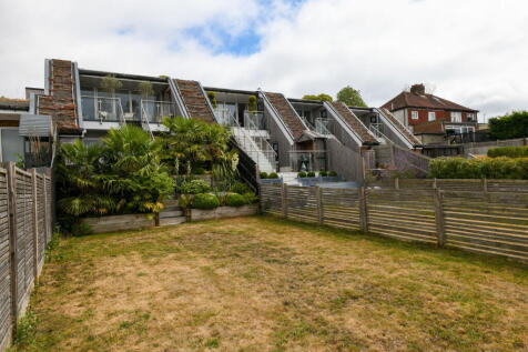 4 bedroom end of terrace house for sale
