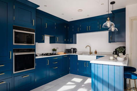 4 bedroom end of terrace house for sale