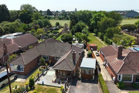 Oxstalls Drive, Longlevens, Gloucester 3 bed semi