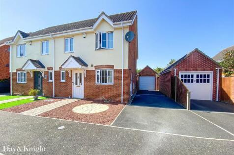 3 bedroom semi-detached house for sale