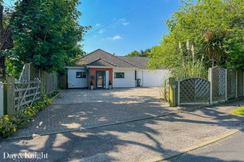 4 bedroom detached bungalow for sale