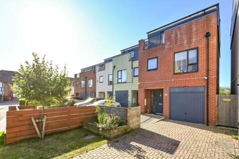 Finefield Walk, Slough, SL1 4 bed end of terrace house for sale