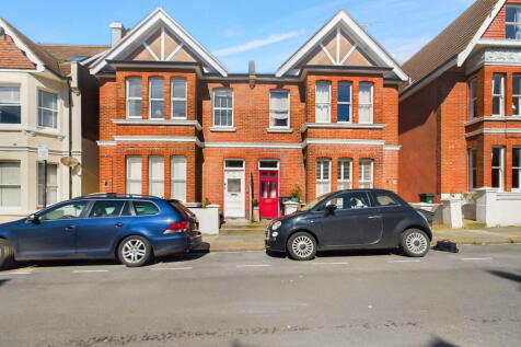 3 bedroom flat for sale