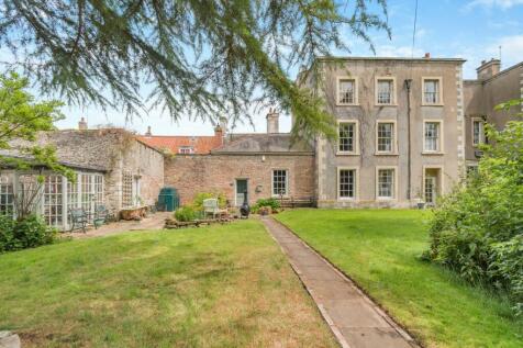 5 bedroom country house for sale