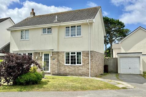 3 bedroom link detached house for sale