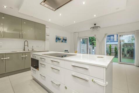 4 bedroom end of terrace house for sale