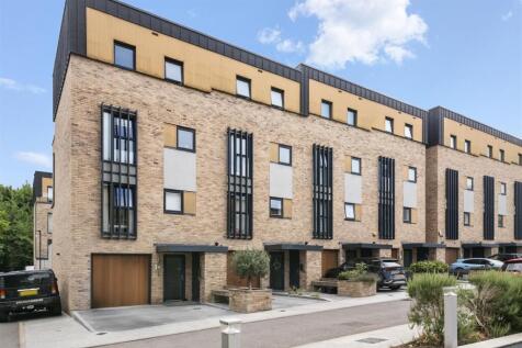 4 bedroom end of terrace house for sale