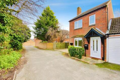 2 bedroom link detached house for sale