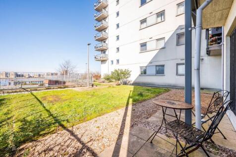 Wyatt Point, Thamesmead, London, SE28 1 bed flat for sale