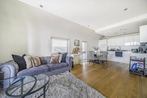 Howerd Court, Woolwich, London, SE18 2 bed flat for sale