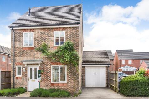 Woodland Walk, Hampshire GU12 3 bed detached house for sale