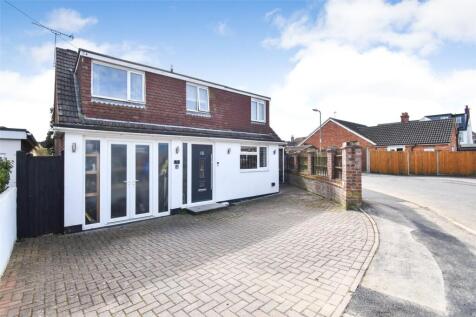 Royale Close, Hampshire GU11 4 bed detached house for sale